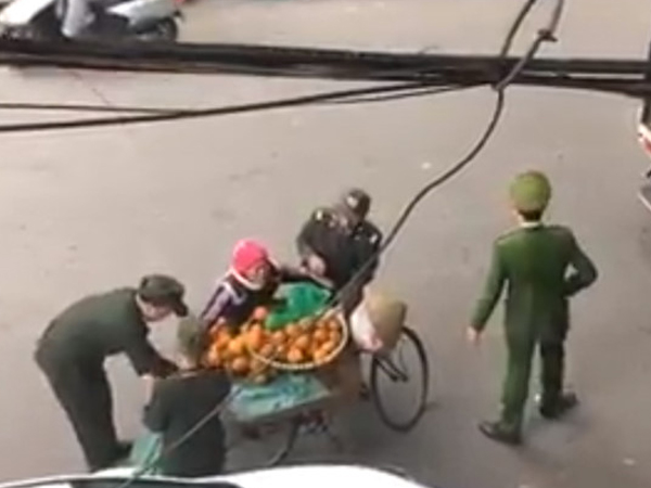 Video cảnh lực lượng chức năng tịch thu hàng hóa người bán rong