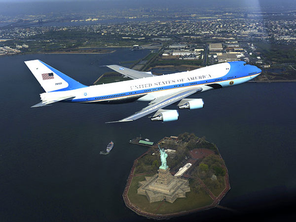 Air Force One tốn 2,4 triệu USD để bay đến Việt Nam