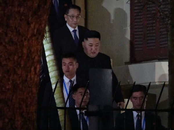 Chủ tịch Kim Jong Un thăm Đại sứ quán Triều Tiên trong ngày đầu tiên đến Hà Nội