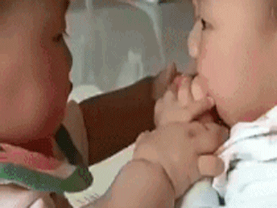 Cảnh dở khóc dở cười chỉ nhà nhiều trẻ nhỏ mới hiểu: 'Cuộc chiến' giành đồ không bao giờ có hồi kết