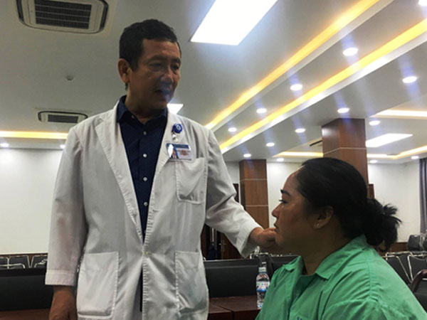 Chiếc xương vịt nằm trong đường thở suốt 10 tháng người phụ nữ Việt