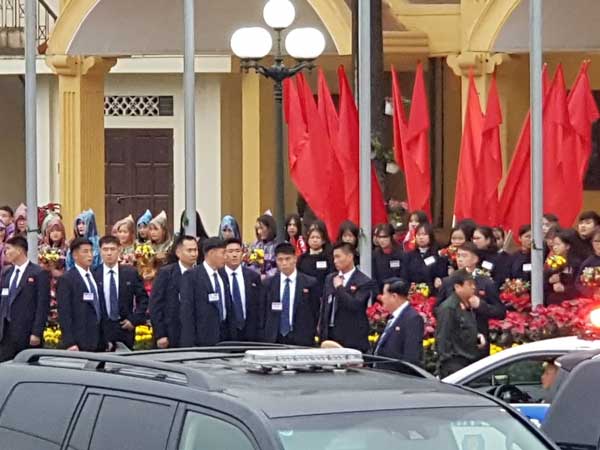 Video, ảnh: Dàn vệ sĩ áo đen của ông Kim Jong-un tại ga Đồng Đăng
