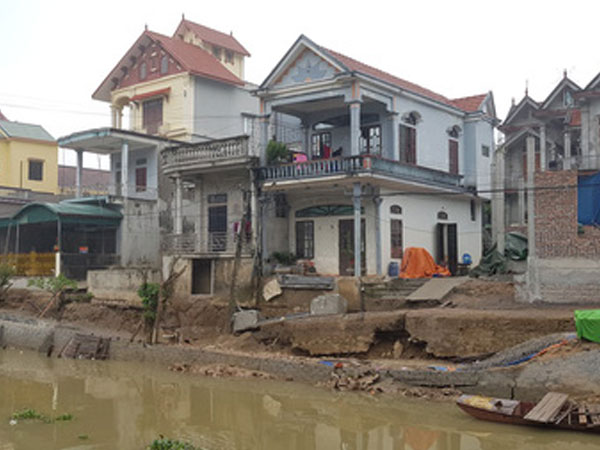 Khoảng 60 m đường trôi tuột xuống sông, dân hoảng loạn sơ tán khẩn cấp