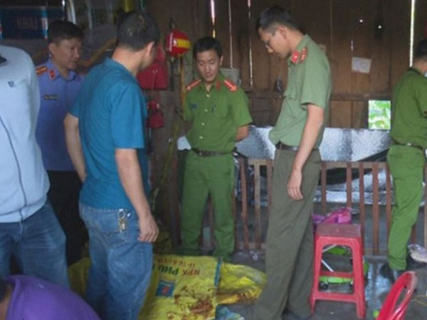 Lấy đũa đục mìn tự chế, bốn người bị thương