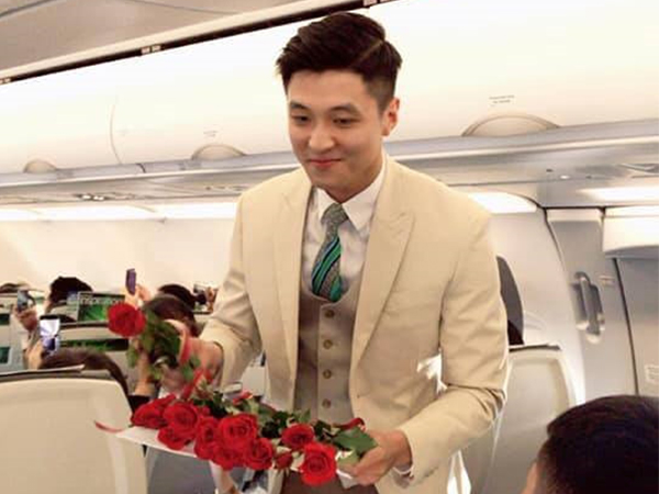 Nam tiếp viên hàng không đẹp trai bị hành khách chụp lén trên máy bay