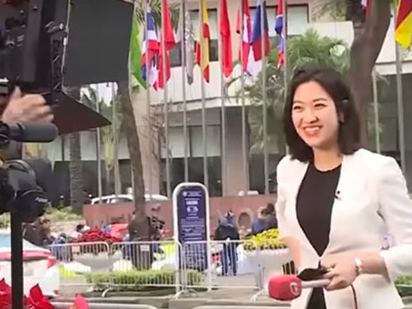 Nữ phóng viên Hàn Quốc xinh đẹp tác nghiệp trên vỉa hè Hà Nội