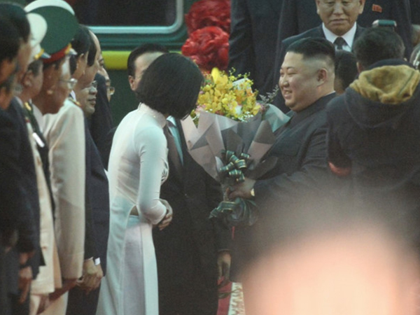 Nữ sinh mặc áo dài trắng tặng hoa ông Kim Jong Un là ai?