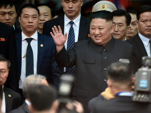 Ông Kim Jong Un vẫy tay chào tại ga Đồng Đăng