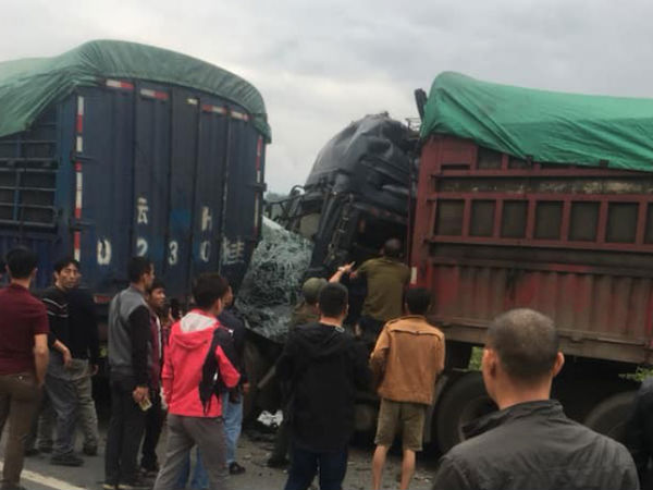 Tai nạn liên hoàn giữa nhiều ô tô trên cao tốc Nội Bài - Lào Cai, tài xế người Trung Quốc bị thương nặng