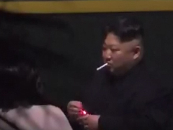Video: Ông Kim Jong-un nghỉ chân hút thuốc ở ga Nam Ninh trước khi tới Việt Nam