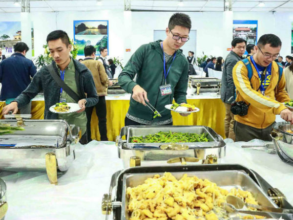 Việt Nam mở 'đại yến' 40 món đãi 3.500 nhà báo