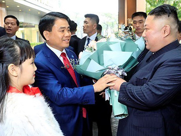 Bé gái 9 tuổi tặng hoa, được ông Kim Jong Un vuốt má là ai?