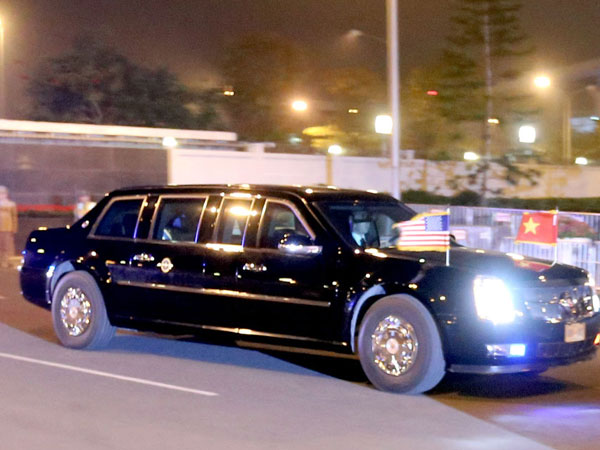 Biệt đội xe bọc thép hộ tống ông Trump từ sân bay về Hà Nội