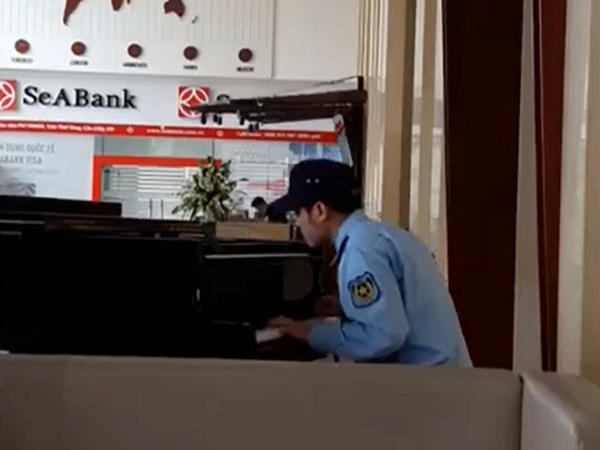 Chàng bảo vệ phiêu bên chiếc đàn piano: Khí chất con người không nằm ở trang phục hay nghề nghiệp