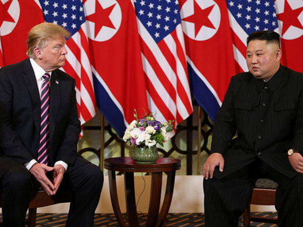 Chuyên gia ngôn ngữ cơ thể: Ông Kim kiềm chế, ông Trump cố thân thiện