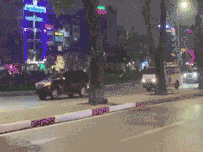 Clip chiếc xe taxi chạy lạc vào đoàn xe ưu tiên phục vụ Hội nghị thượng đỉnh Mỹ - Triều gây xôn xao