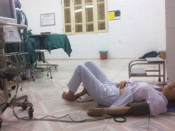 Đăng ảnh mẹ ngất trên sàn bệnh viện, cô gái tiết lộ chuyện ít biết về các bác sĩ khoa sản