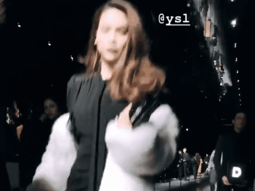Hà Hồ diện áo lông sang chảnh, sánh đôi cùng Lý Quí Khánh trong show Saint Laurent tại Tuần lễ thời trang Paris