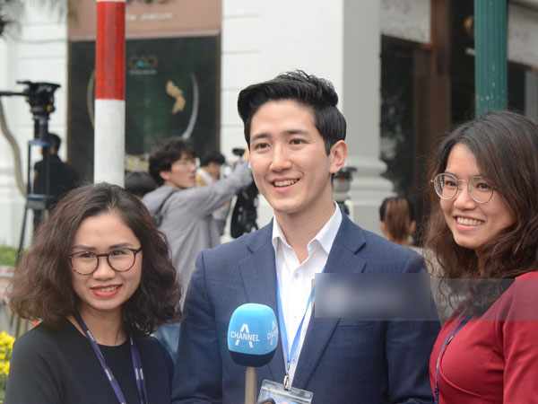 Nhiều chị em công sở 'bủa vây', tranh nhau chụp ảnh cùng nam phóng viên Hàn Quốc điển trai trên phố Hà Nội