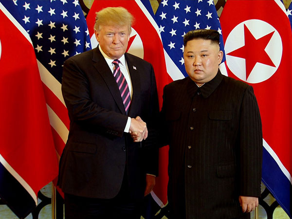 Những khoảnh khắc trong cú bắt tay lịch sử Trump - Kim ở HN