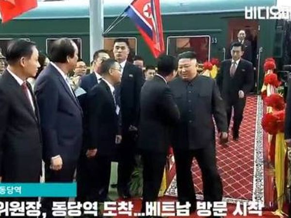 Phiên dịch viên Triều Tiên gây chú ý với màn chạy siêu tốc theo Chủ tịch Kim