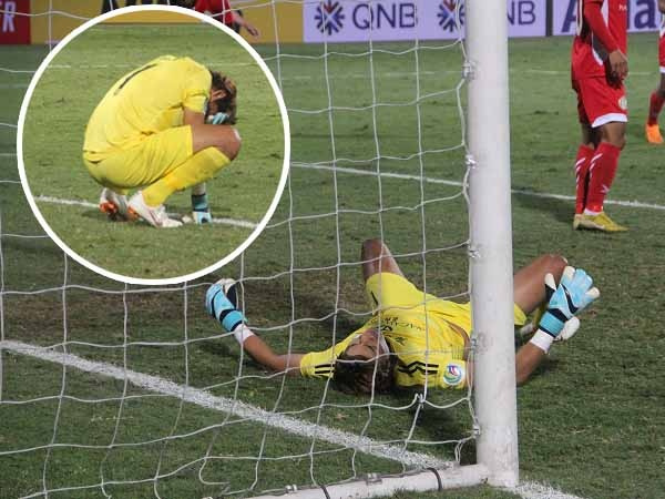 Thủ môn NagaWorld chực khóc vì để thua tới 10-0 và hành động fair play đáng ngợi khen của Văn Quyết