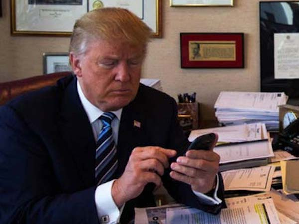 Tổng thống Donald Trump đang sử dụng điện thoại gì ở Việt Nam?