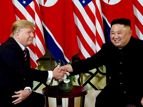 Video: Cú bắt tay đầu tiên của hai ông Trump và Kim tại Hà Nội