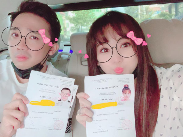 Bất ngờ đăng giấy kiểm tra tâm thần, vợ chồng Hari Won - Trấn Thành khiến fan mừng hụt vì tưởng kết quả là...?