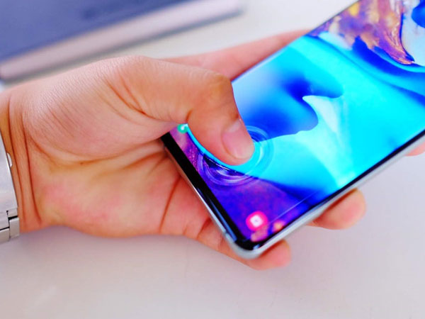 Đọ thời lượng pin Galaxy S10+ với các smartphone hàng đầu
