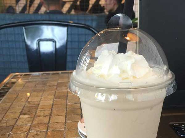Gọi sinh tố xoài nhưng nhận ly nước trắng đục, cô gái đăng đàn phàn nàn, lời giải thích của chủ quán mới lạ đời