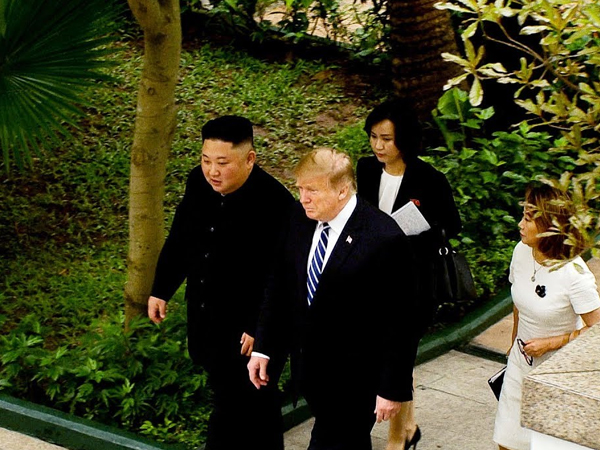 Video: Hai ông Trump, Kim đi bộ ở vườn trong khách sạn Metropole