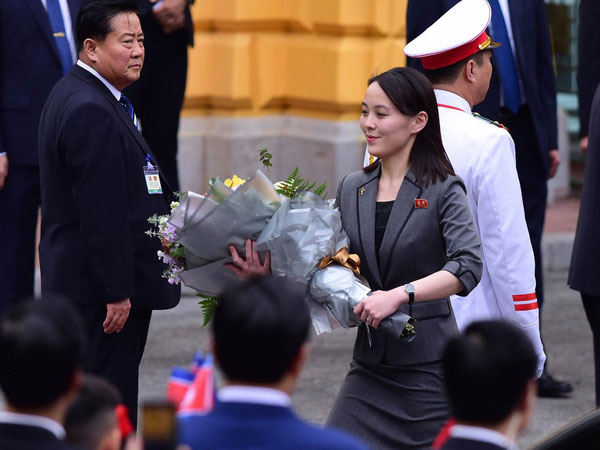 Em gái ông Kim Jong Un duyên dáng nhận hoa trong lễ đón chính thức tại Phủ chủ tịch