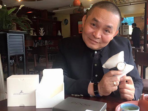Nhà toàn nội thất cổ kính, nhưng Xuân Hinh là 'tay chơi' hàng hiệu khét tiếng
