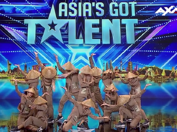 Nhóm nhảy Việt mặc áo bà ba, đội nón lá gây bất ngờ trên sân khấu Asia’s Got Talent