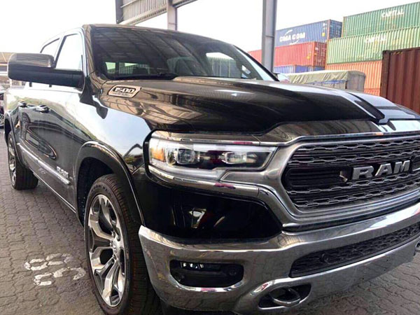 Ram 1500 Limited hàng hiếm giá 4,5 tỷ đồng cập cảng Việt Nam - xe độc cho khách Việt không thích Ford F-150 Raptor