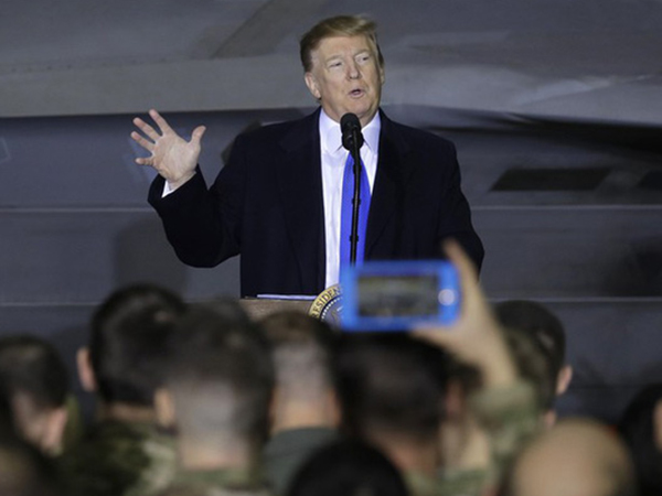 Sau buổi họp báo giữa đêm của Triều Tiên, ông Trump có bài phát biểu 'bất thường' trên đường trở về Mỹ