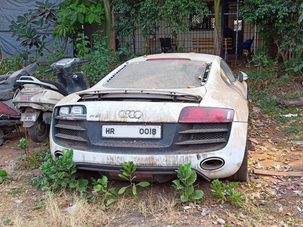 Bị bỏ rơi, siêu xe Audi R8 thành đống sắt vụn