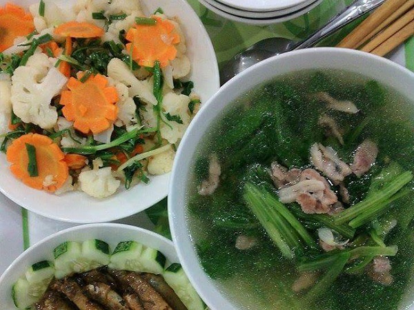 Cặm cụi tỉa hoa cho mâm cơm đẹp mắt, dâu mới chẳng được mẹ chồng khen một câu mà lại bị mắng vì lý do này