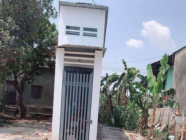 Cận cảnh ngôi nhà đang gây 'lú' MXH: Siêu mỏng, bề ngang 1 mét, xiêu vẹo như tháp nghiêng Pisa nổi tiếng nước Ý