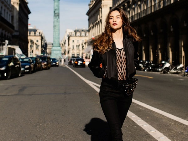 Hồ Ngọc Hà diện áo xuyên thấu trên phố Paris