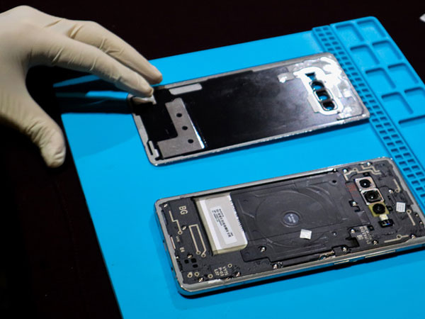 'Mổ bụng' Samsung Galaxy S10+ tại Việt Nam