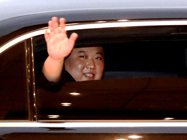 Ông Kim Jong-un mở kính xe vẫy chào trong tiếng hò reo của người dân