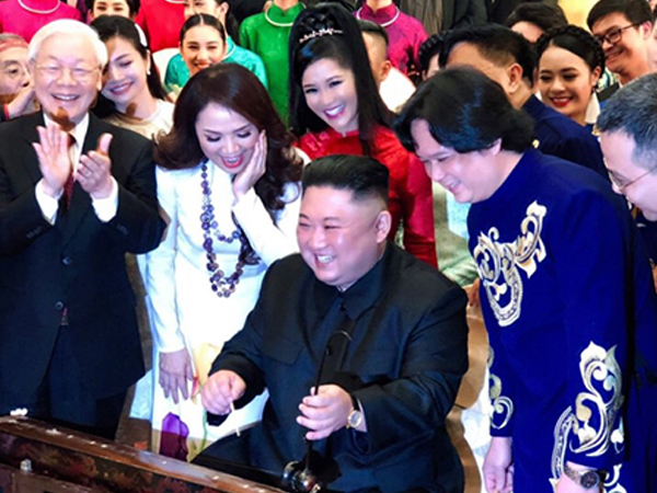 Ông Kim Jong-un thử gảy đàn bầu
