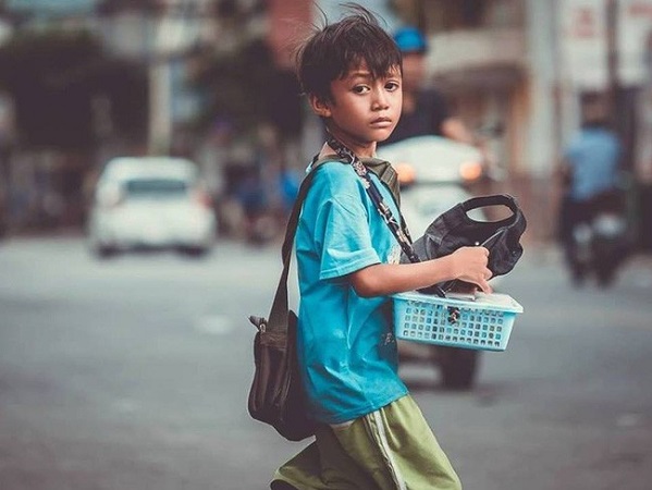 Cậu bé bán vé số lạc quan, 3 hộp xôi đậu giá 10 ngàn và câu chuyện về tính hào sảng của người Sài Gòn