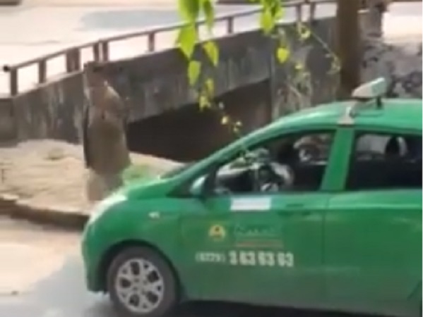 Muốn quỵt 700 nghìn tiền taxi, cụ già 'giở quẻ' ở cửa nhà và cách giải quyết gây bức xúc