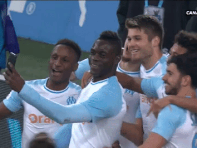 Balotelli lại gây bão khi selfie ăn mừng bàn thắng và đăng lên Instagram