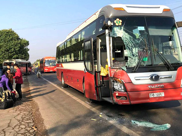 Hai xe khách tông nhau, 50 hành khách hoảng loạn la hét