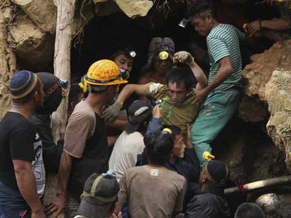 Hơn 100 người mắc kẹt trong vụ sập mỏ vàng ở Indonesia