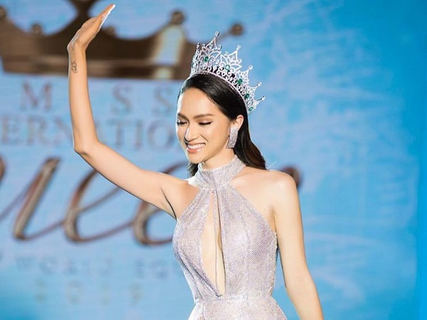 Hương Giang sắp hết nhiệm kỳ hoa hậu, fan xúi giục 'đừng trả vương miện'